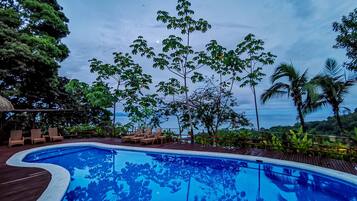 室外泳池;08:00 至 18:00 開放;躺椅