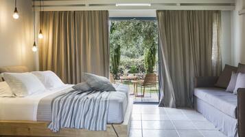 Deluxe-studio, näköala puutarhaan | Tallelokero huoneessa, yksilöllisesti sisustettu