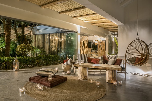Lobby lounge