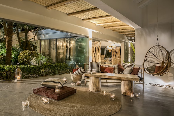 Lobby lounge