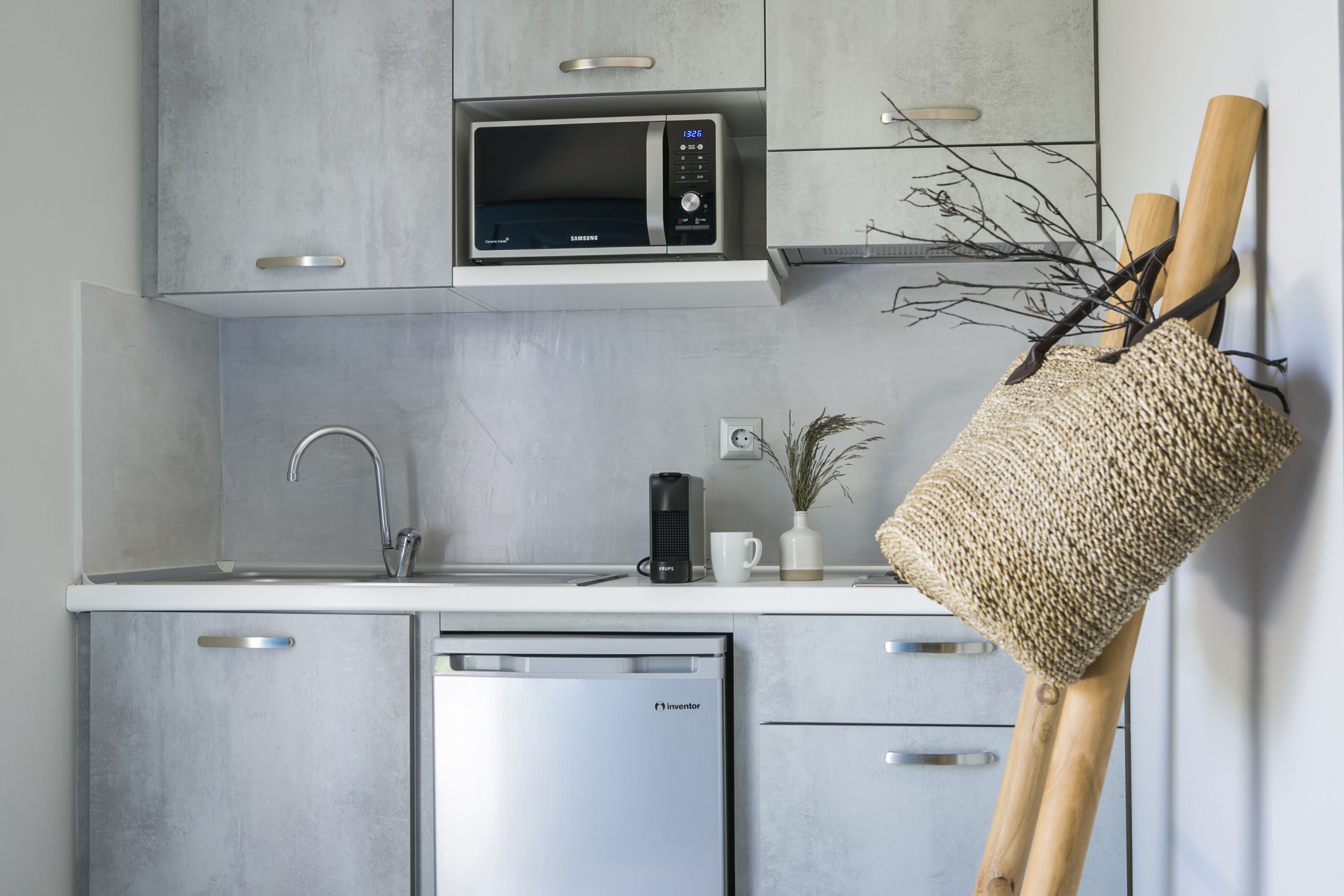Cocina moderna con electrodomésticos de acero inoxidable, lavavajillas y microondas.