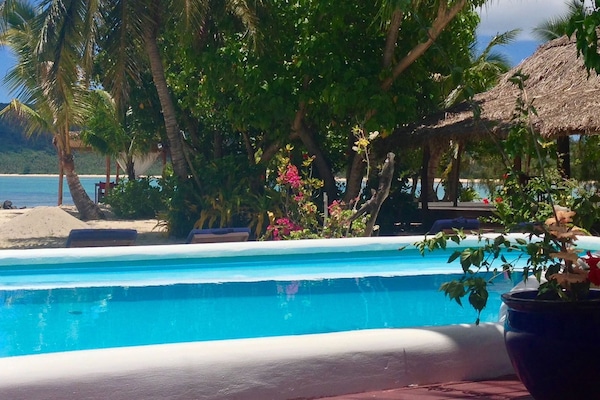 Açık yüzme havuzu, şezlonglar