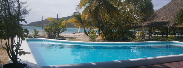 Alberca al aire libre y camastros 