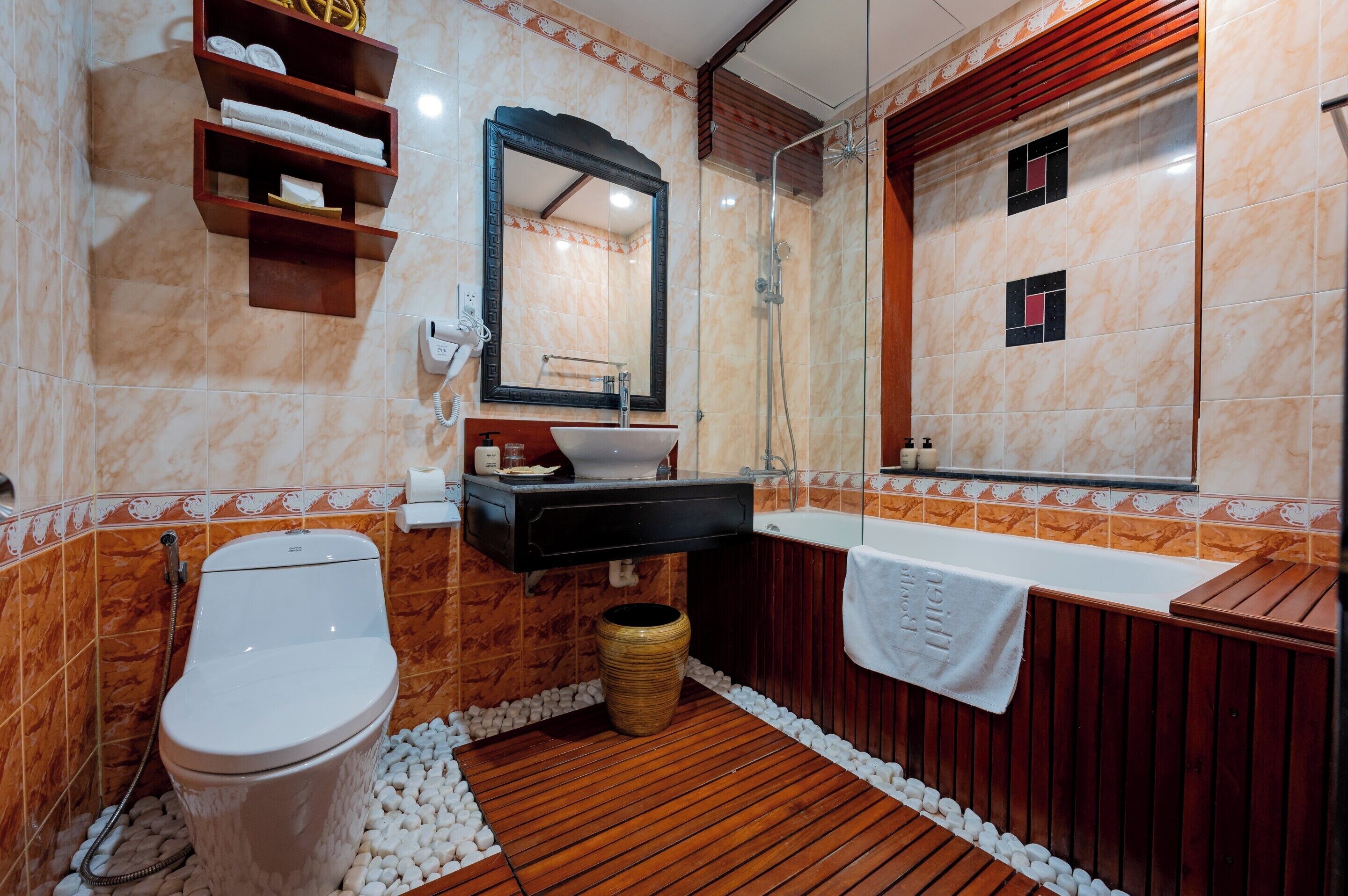 family room, bathtub | bathroom | bathtub, free toiletries, hair dryer, bathrobes