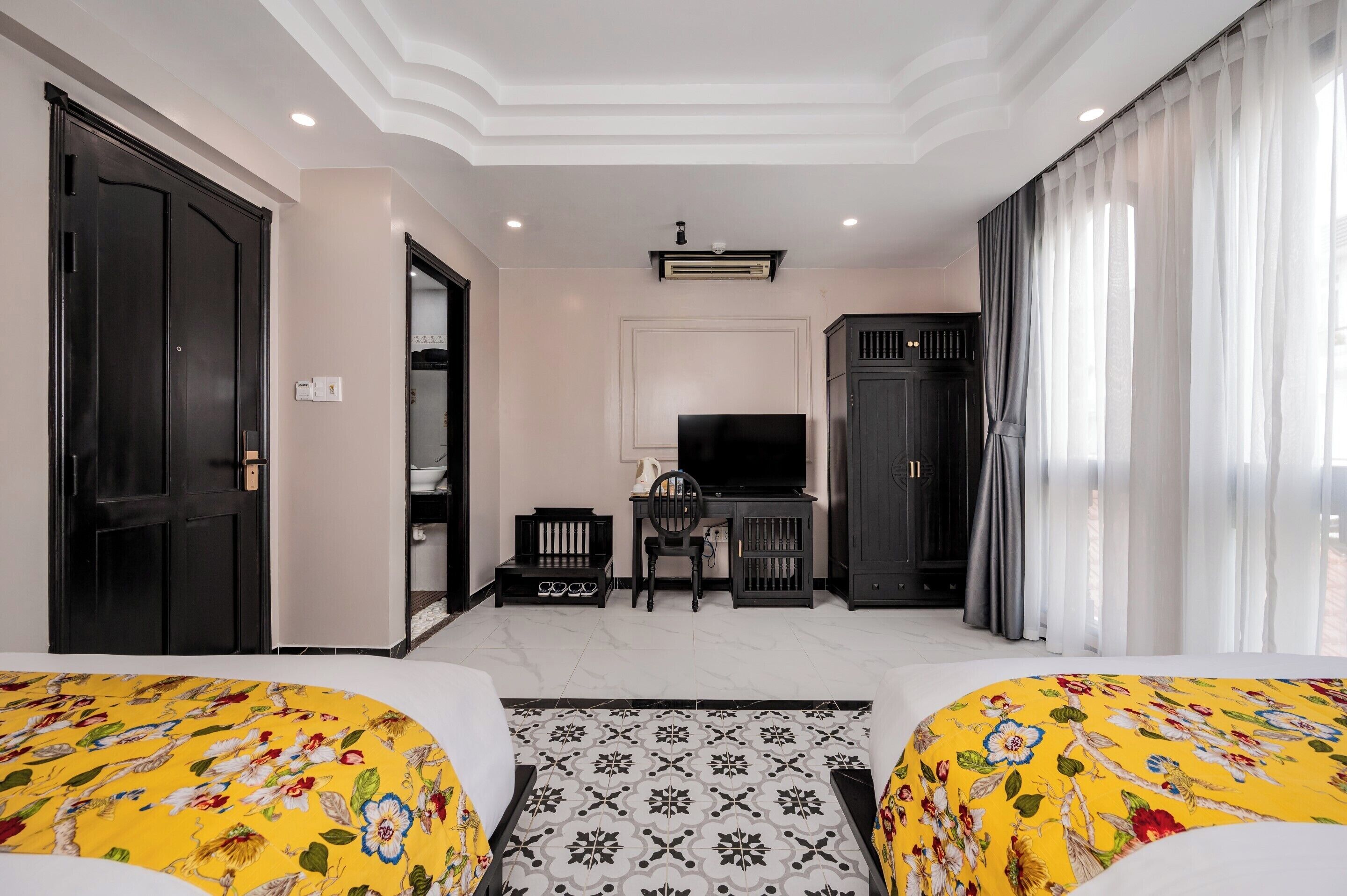 premium bedding, minibar, in-room safe, desk