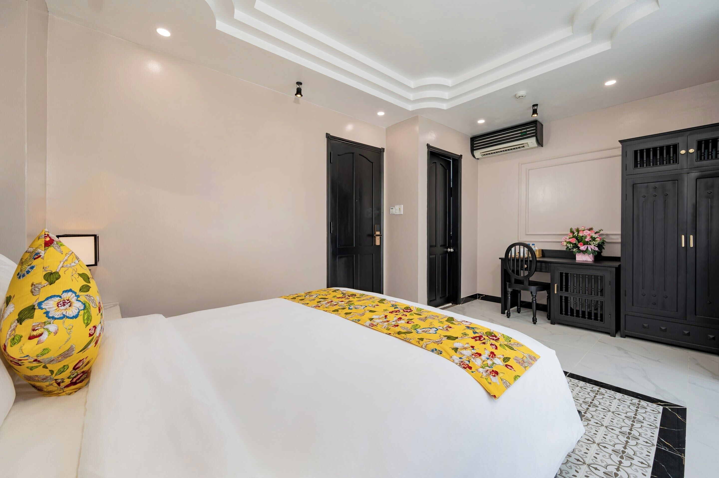 deluxe double room, bathtub, balcony | premium bedding, minibar, in-room safe, desk