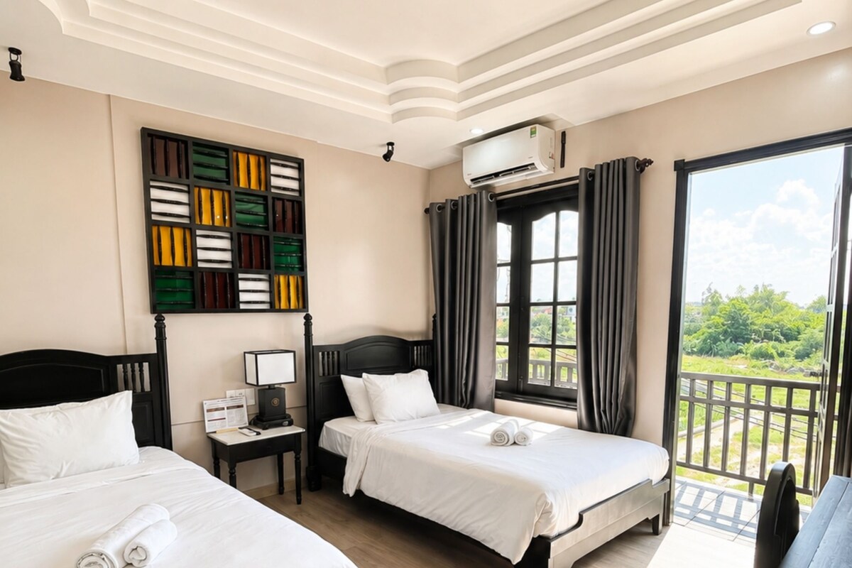 Habitación Deluxe con 2 camas individuales, balcón, vista al jardín | Ropa de cama de alta calidad y minibar 