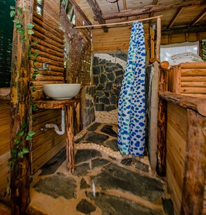 Casa de árbol tradicional | Baño | Regadera, amenidades de baño gratuitas, secadora de cabello, toallas 