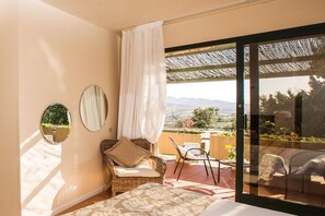 Deluxe tweepersoonskamer, terras | Uitzicht op de tuin