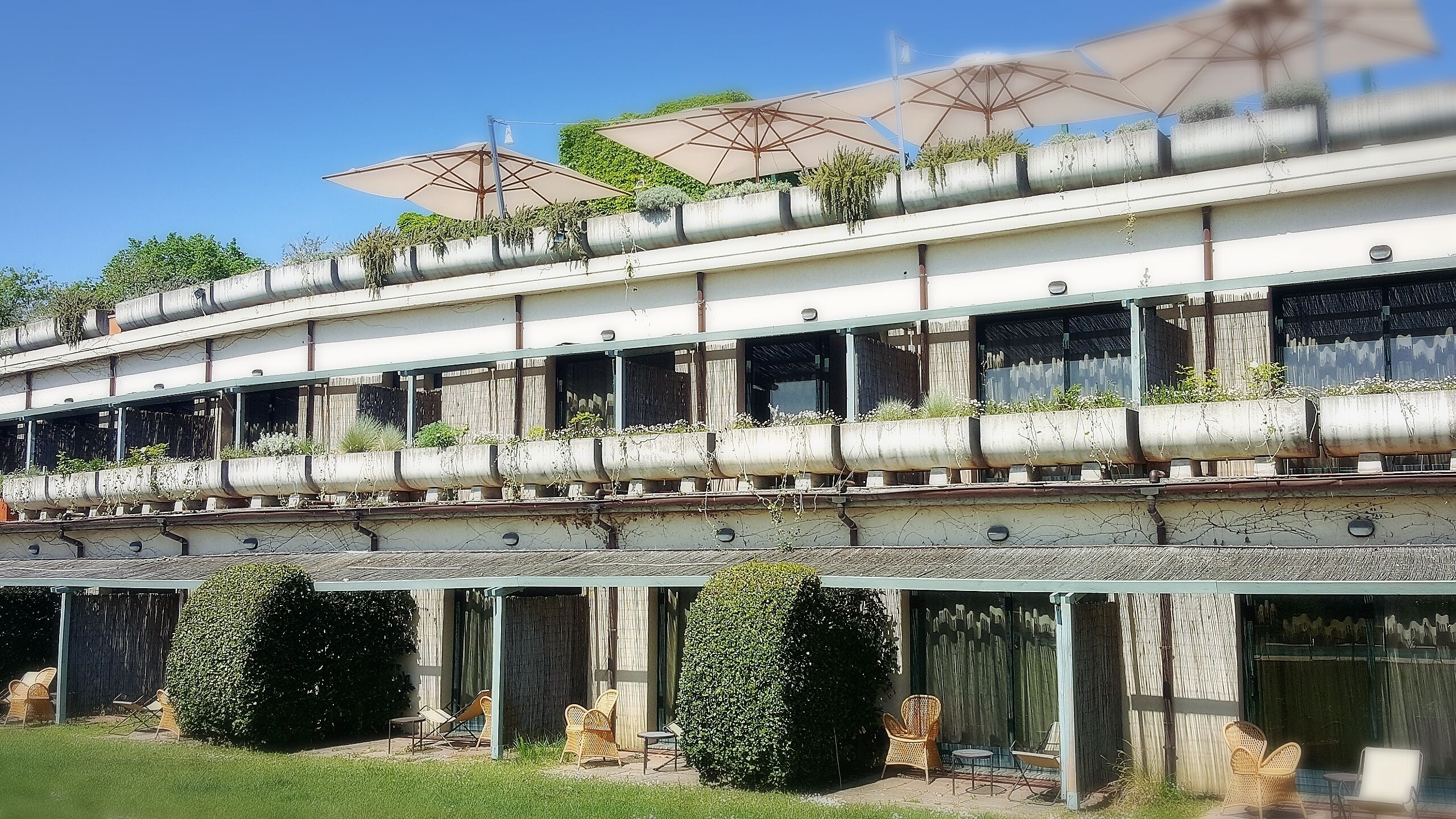 Minibar, caja de seguridad en la habitación y escritorio 