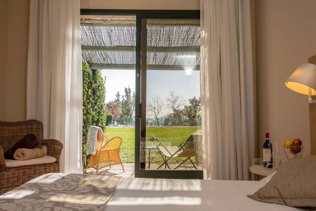 Double Room Garden | Minibar, in-room safe, desk, blackout curtains
