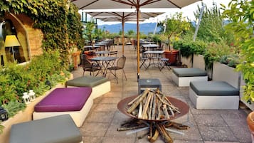 Cocktailbar, Blick auf den Pool, täglich geöffnet