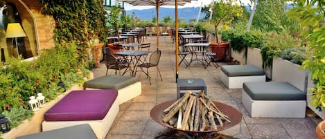 Bar Ă cocktails, vue sur la piscine, ouvert tous les jours