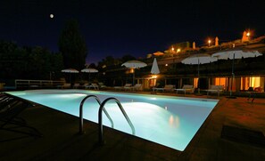 Außenpool, Sonnenschirme, Liegestühle