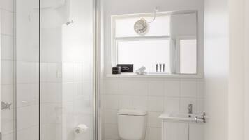 One Bedroom Apartment (1 King Bed or 2 Single Beds) | Bathroom | Shower, free toiletries, hair dryer, towels