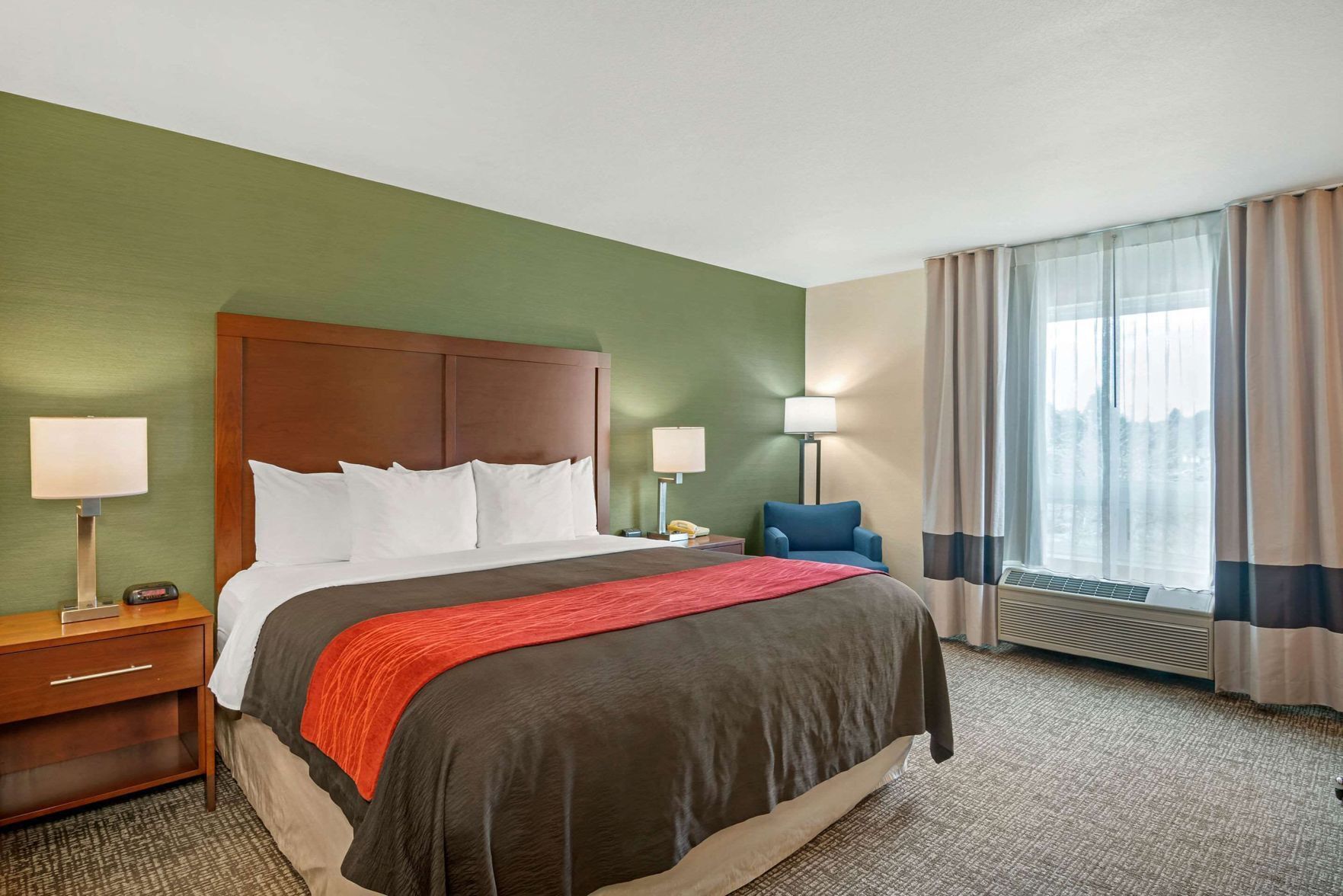Premium bedding, in-room safe, desk, blackout drapes