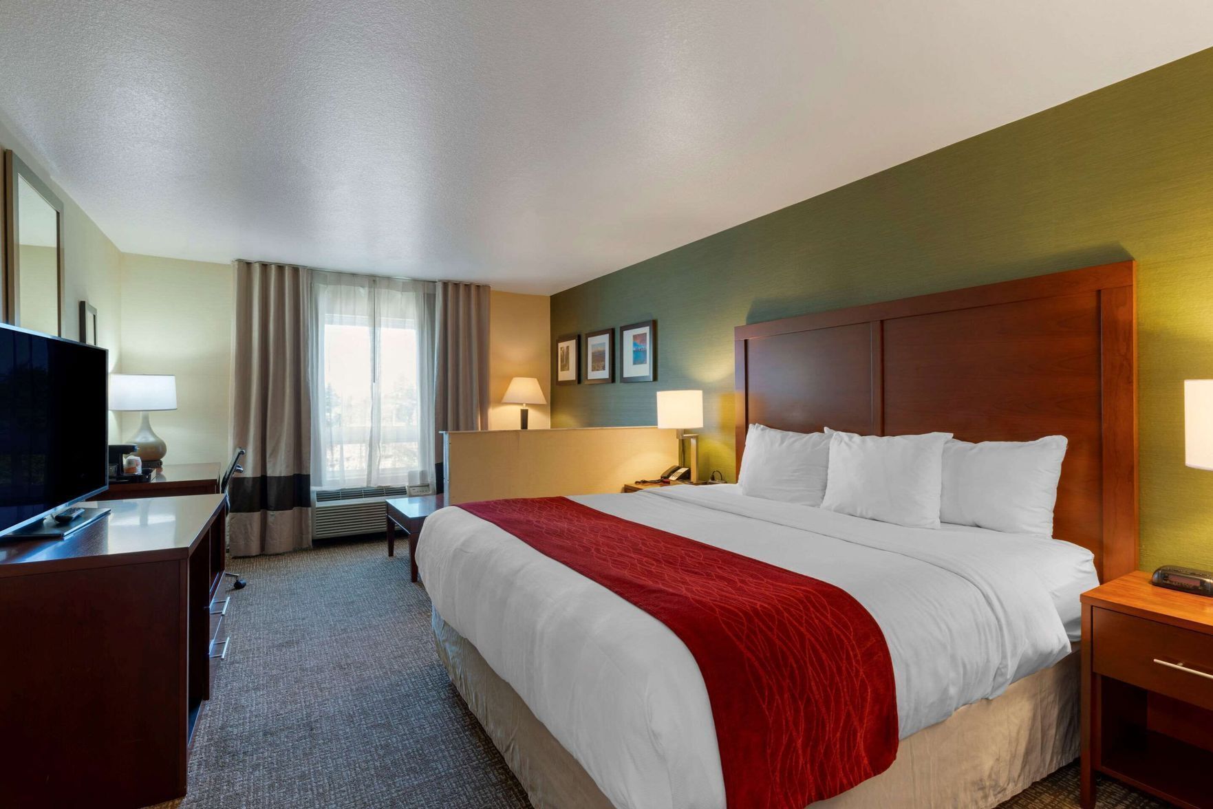 Premium bedding, in-room safe, desk, blackout drapes