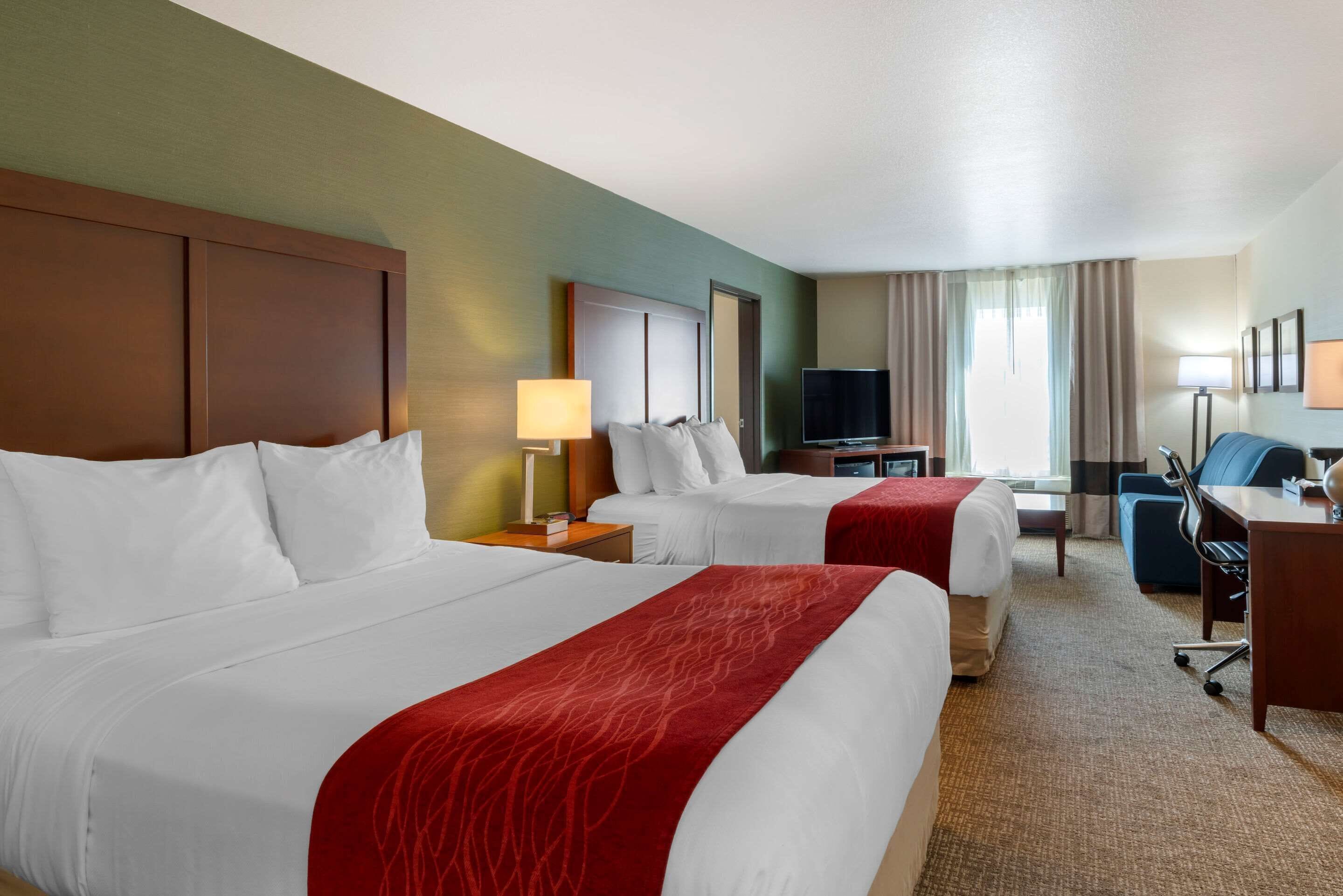 高档床上用品、客房内保险箱、办公桌、遮光窗帘