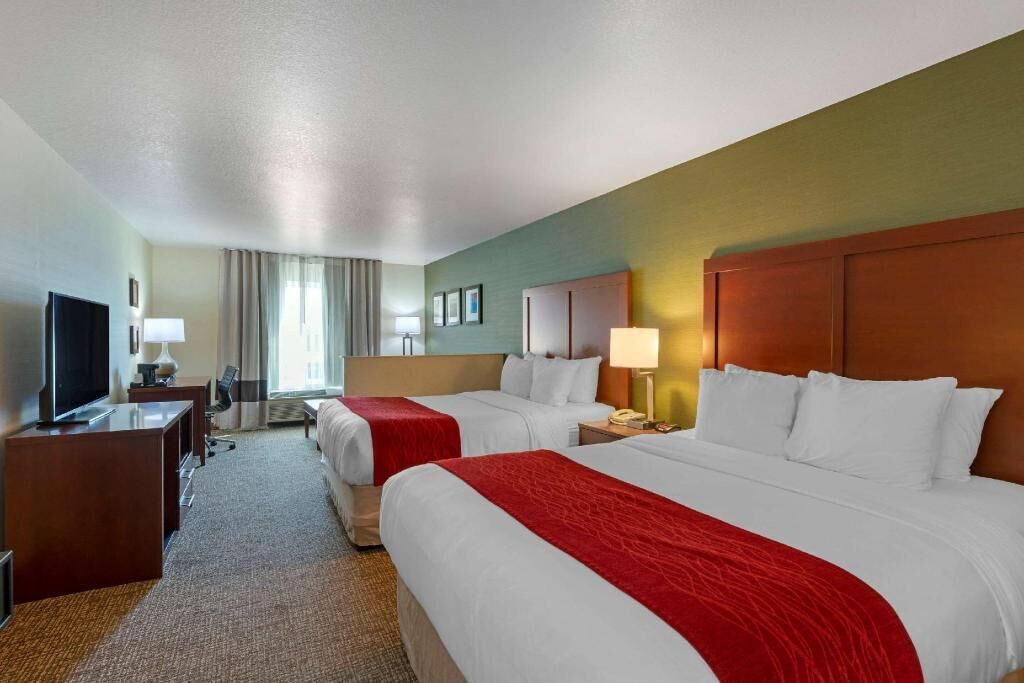 Premium bedding, in-room safe, desk, blackout drapes