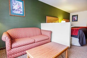 Premium bedding, in-room safe, desk, blackout drapes - Comfort Inn & Suites Salem Northeast (Salem)