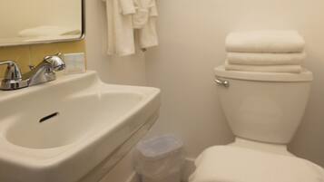 Une salle de bain avec un lavabo, des toilettes et un porte-serviettes.