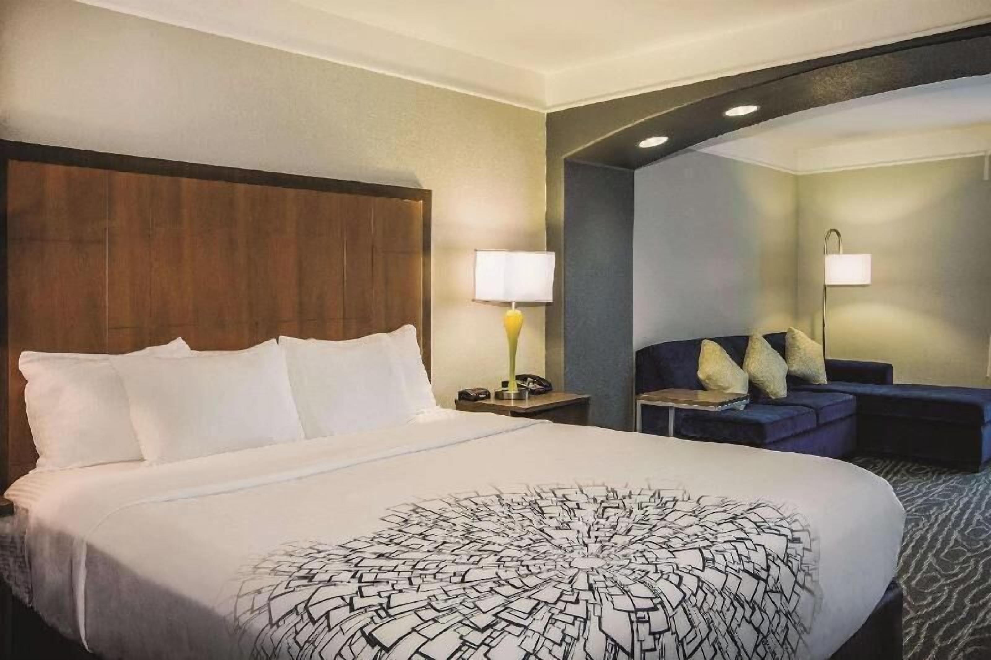 Premium bedding, in-room safe, desk, iron/ironing board