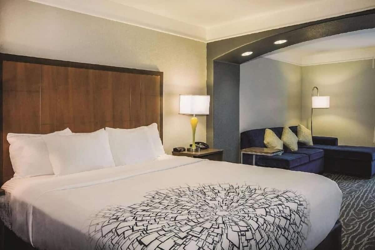 Premium bedding, in-room safe, desk, iron/ironing board
