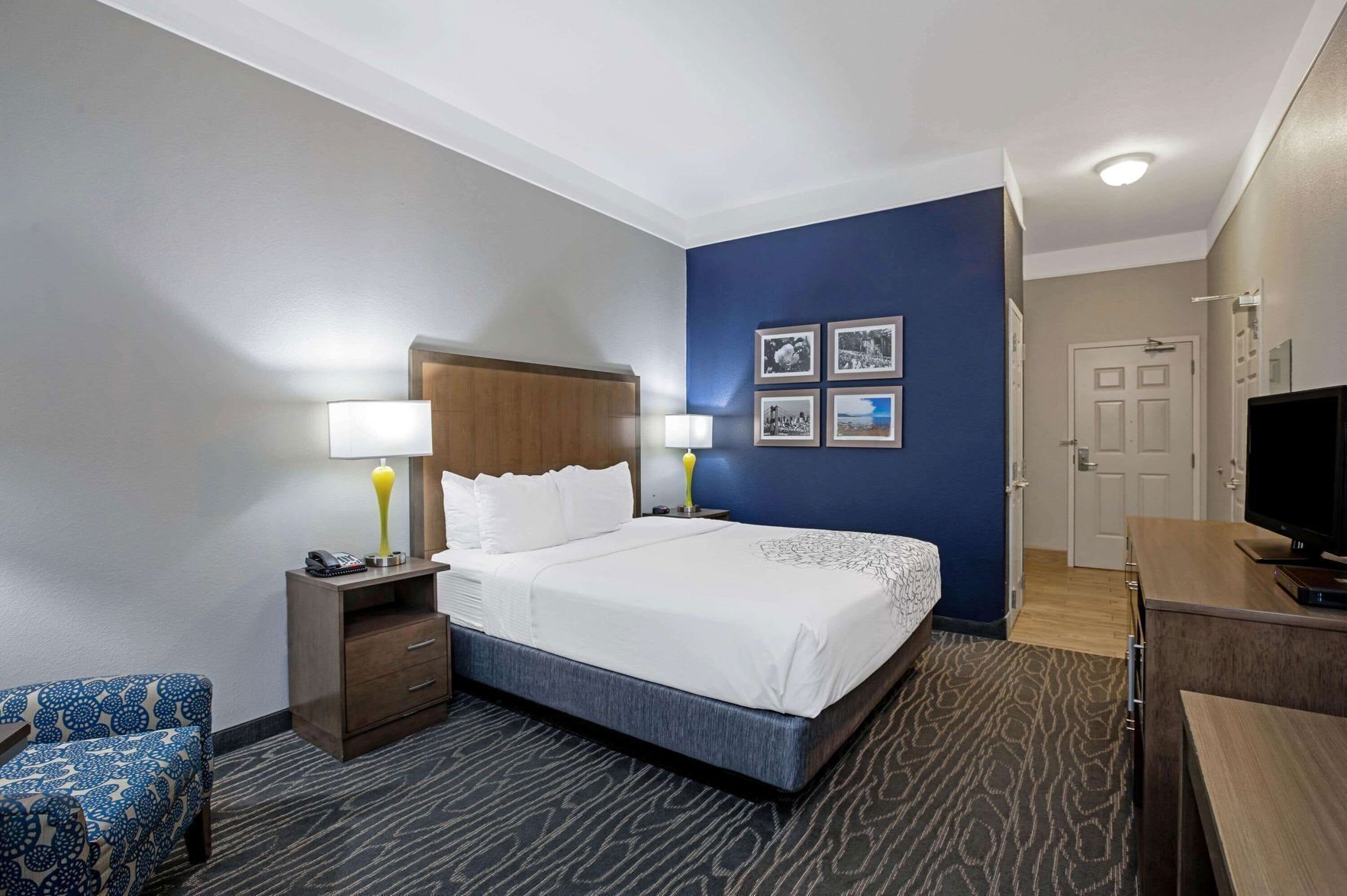 Premium bedding, in-room safe, desk, iron/ironing board