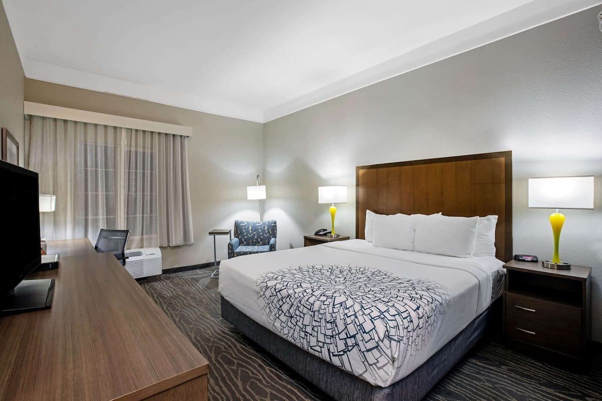 Premium bedding, in-room safe, desk, iron/ironing board