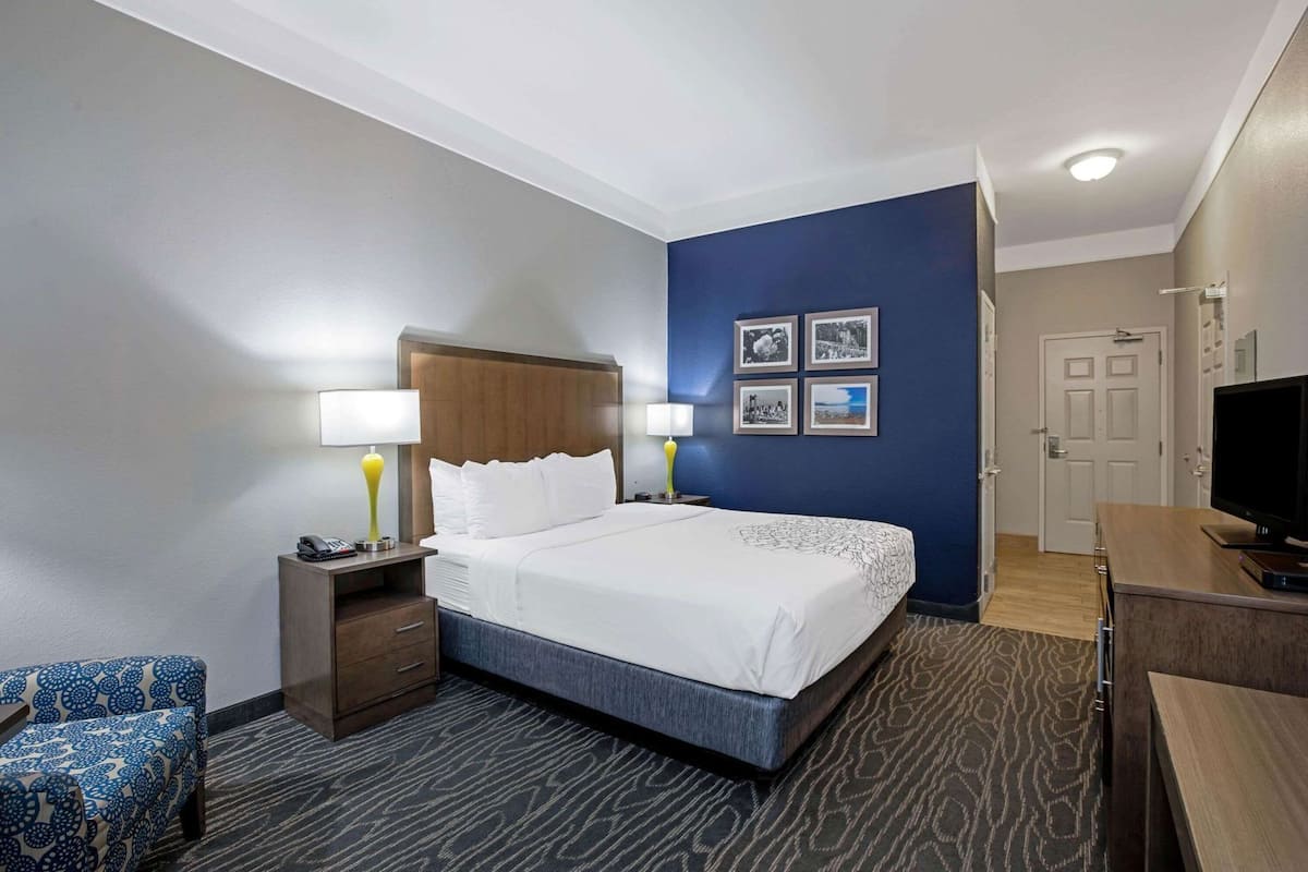 Premium bedding, in-room safe, desk, iron/ironing board