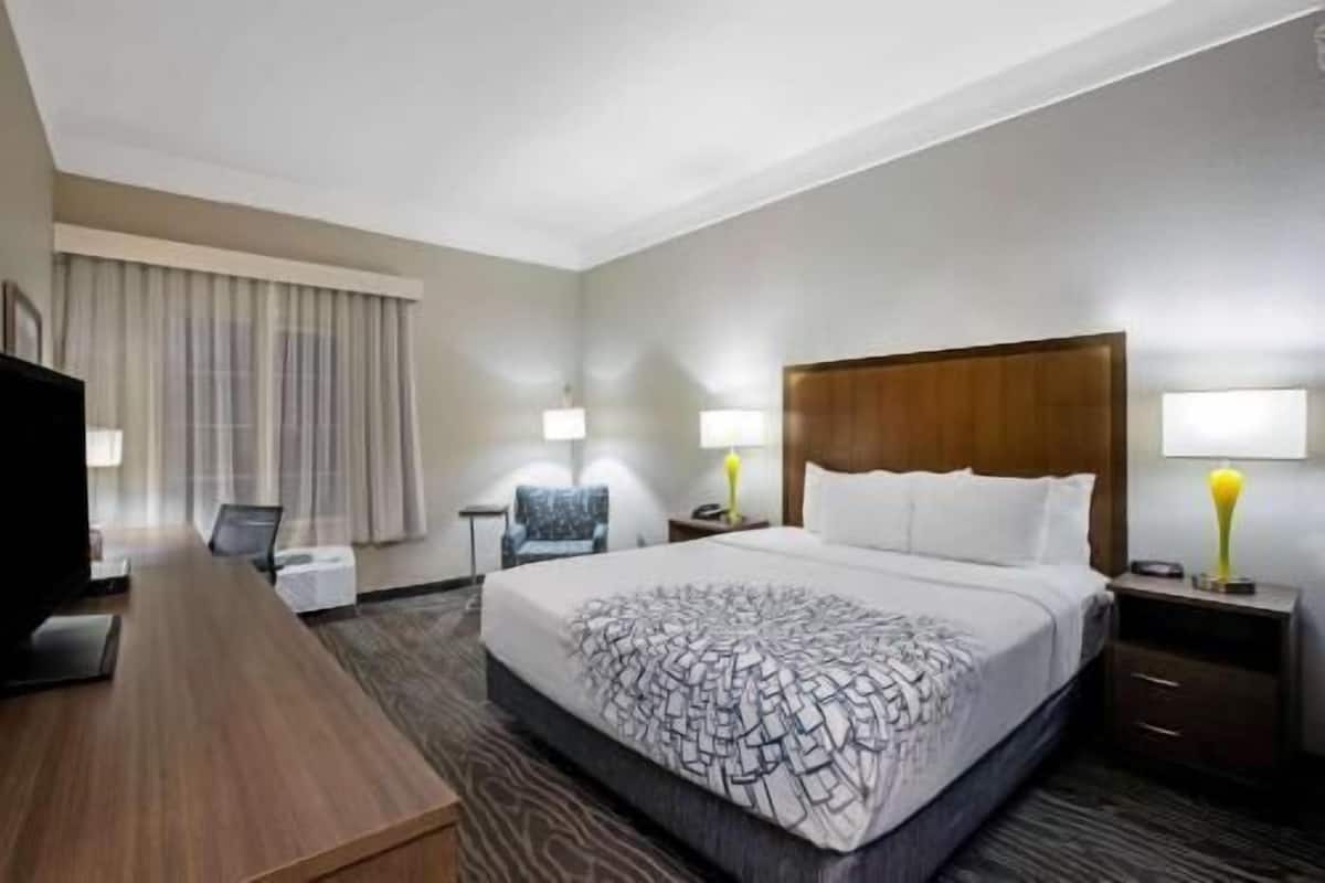 Premium bedding, in-room safe, desk, iron/ironing board