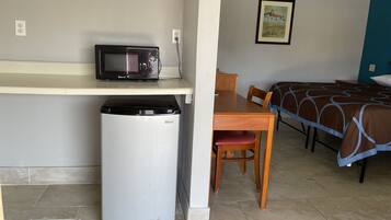 Chambre, 1 trĂšs grand lit, non-fumeur | Four Ă micro-ondes