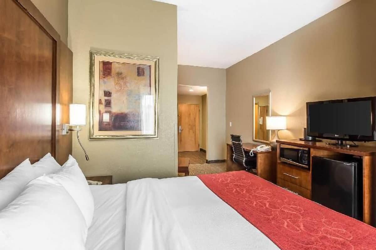 Desk, iron/ironing board, rollaway beds, free WiFi