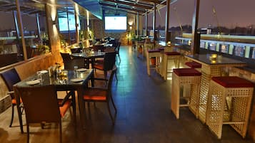 Lunch and dinner served, international cuisine