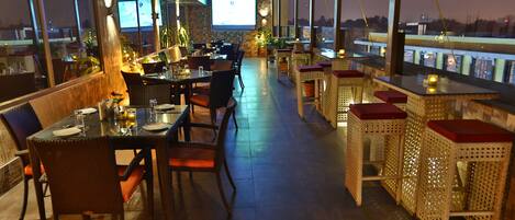 Déjeuner et dîner servis sur place, spécialités Cuisine internationale