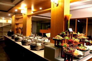 Lunch and dinner served - Comfort Inn Lucknow (Lucknow)