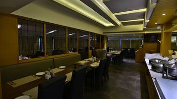 Lunch and dinner served, international cuisine