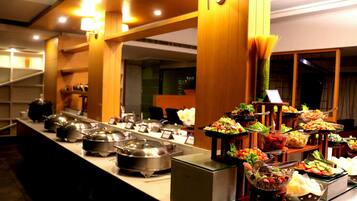 Lunch and dinner served, international cuisine