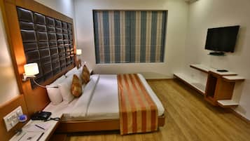 Double Room, Accessible, Smoking | In-room safe, desk, rollaway beds, free WiFi
