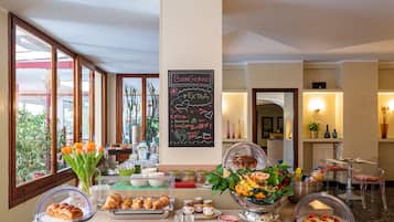 Petit déjeuner buffet (15 EUR par personne)