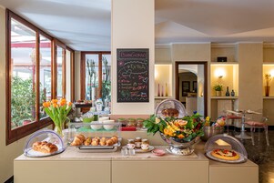 Café da manhã com buffet todos os dias (EUR 15 por pessoa) 
