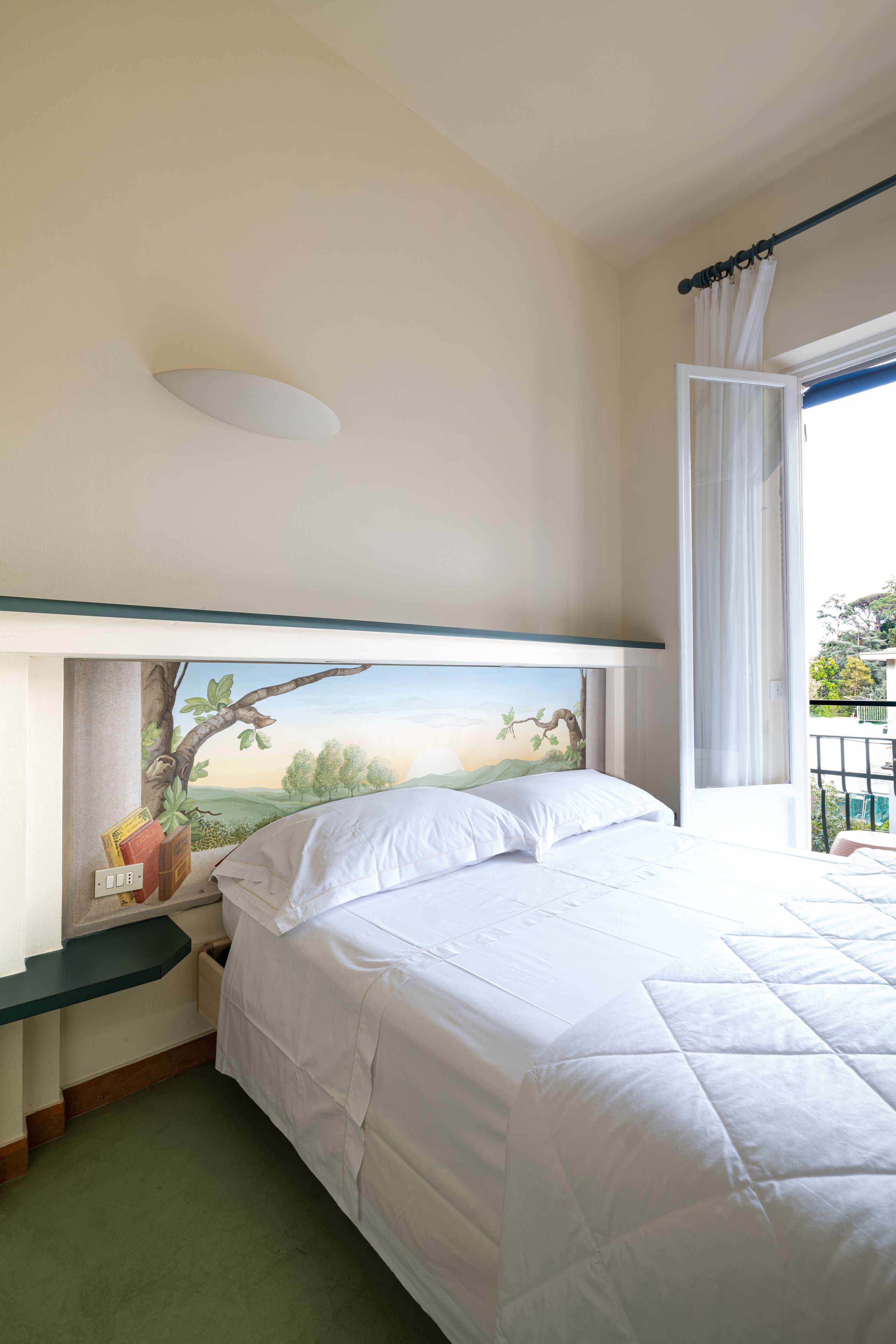 Ropa de cama de alta calidad, edredones de plumas, minibar y caja fuerte