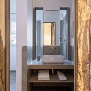 Standard Room | Bathroom | Shower, free toiletries, hair dryer, slippers - Hotel Minerva (Santa Margherita Ligure)