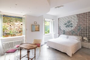 Sengetøy av topp kvalitet, dundyner, minibar og safe på rommet