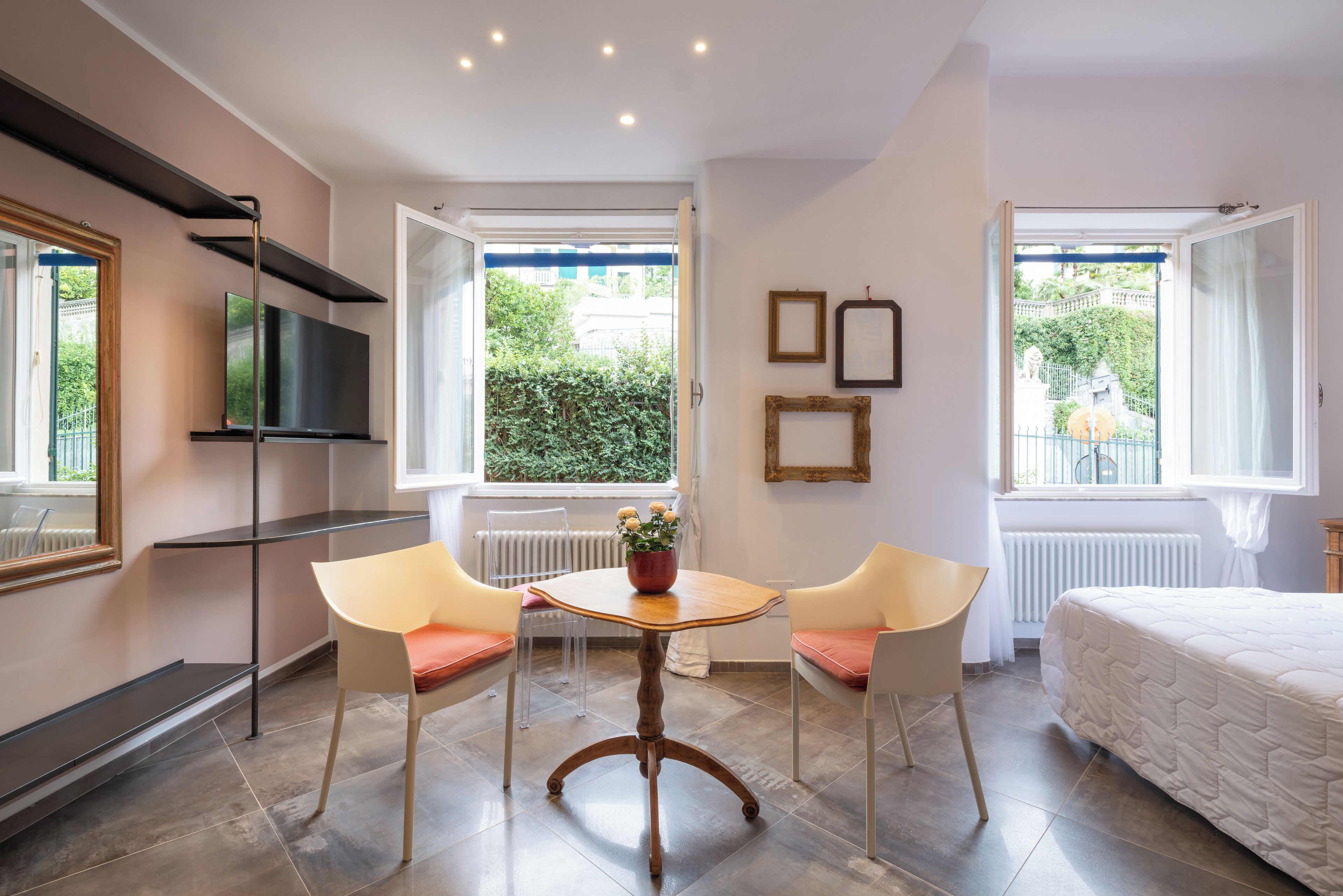 Ropa de cama de alta calidad, edredones de plumas, minibar y caja fuerte