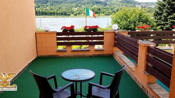 Single Room, River View | Desk, soundproofing, free WiFi, bed sheets