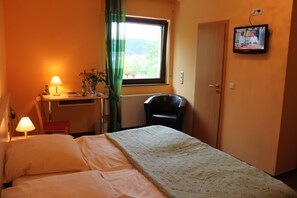 Desk, soundproofing, free WiFi, bed sheets - Hotel Bellavista (Braubach)