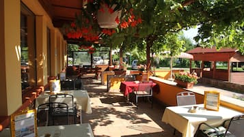 Breakfast, lunch, dinner served; Italian cuisine, alfresco dining