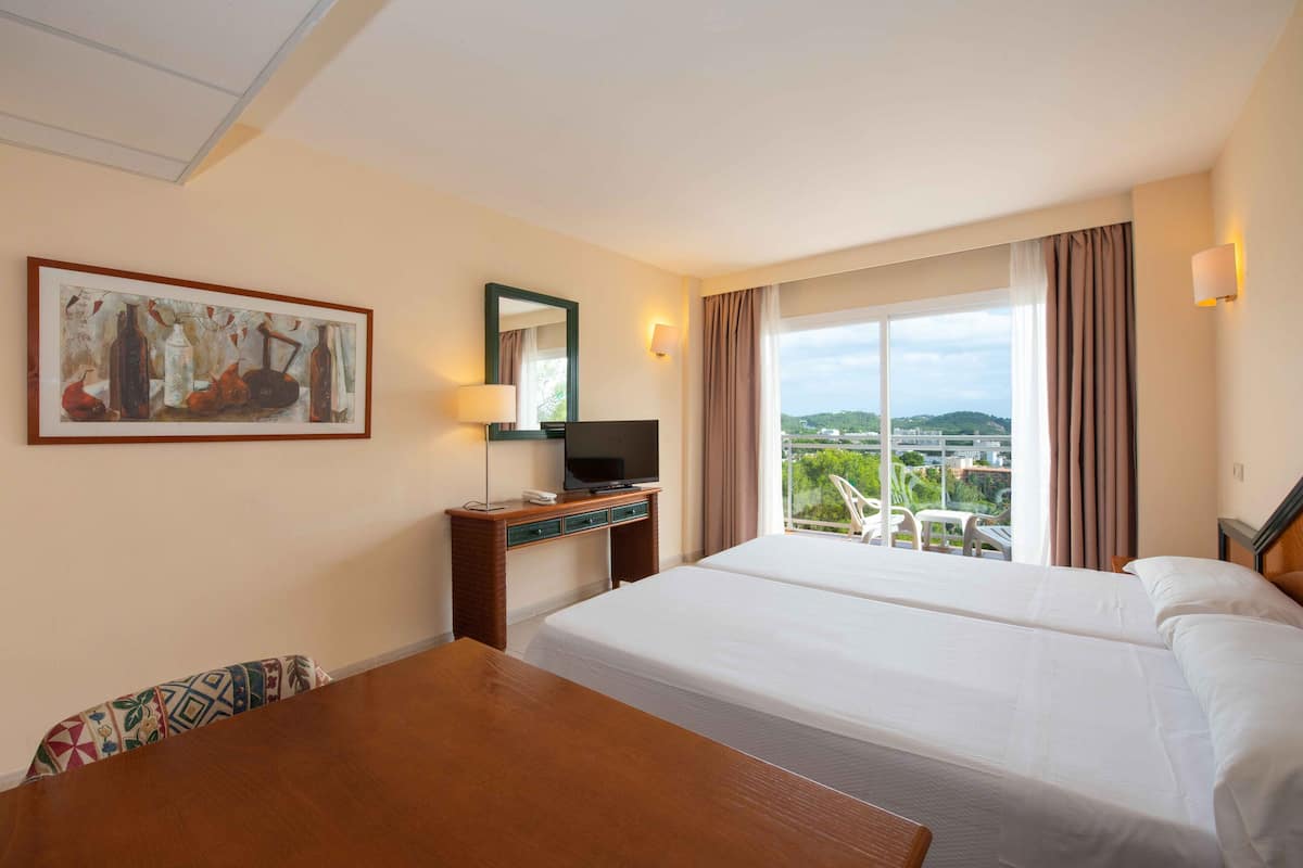 1 bedroom, in-room safe, desk, soundproofing