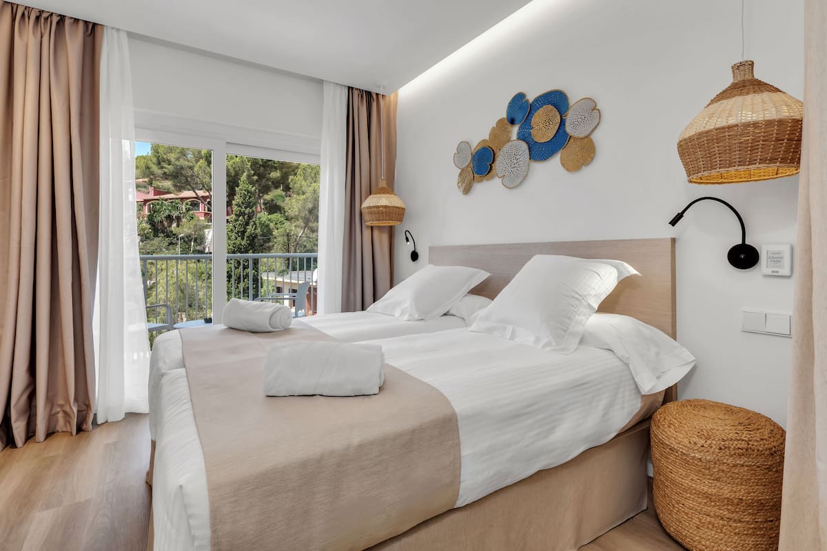 Deluxe Double Room, Balcony | Bathroom